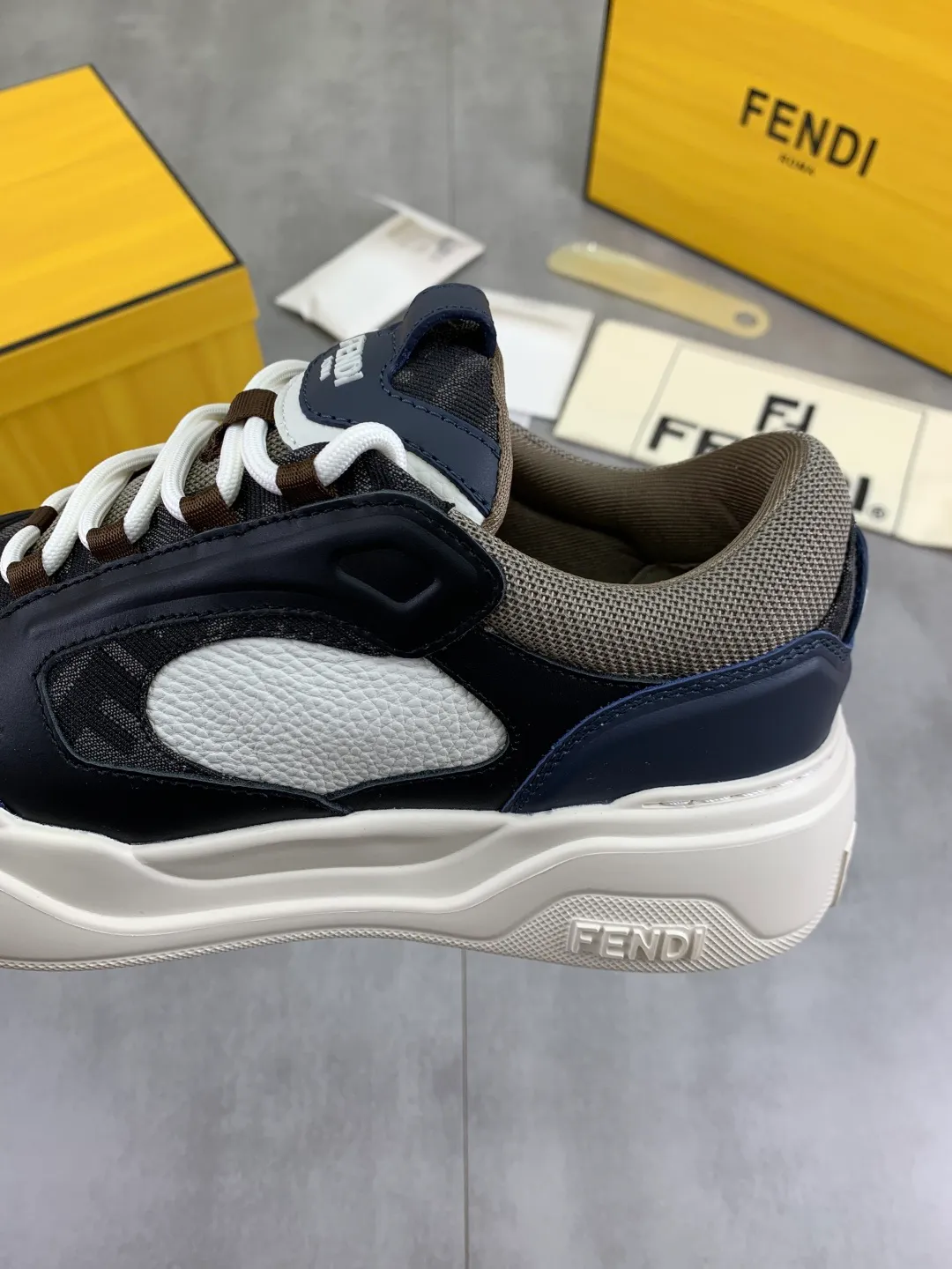 Men's men's shoes 💰P760 new style 💰💎💎💎 summer hot style [FENDI Fendi] top version 🆕New sneakers, wavy soles engraved with original words. Embossed Fendi Flow lettering on the heel. The upper is made of high-end calfskin and breathable materials. Original lining with tone-on-tone details decorated with innovative handcrafting techniques. Ultra-light and wear-resistant TPU and IP foam soles, overall lightweight and comfortable. Size:39-44 (38 45 can be customized)